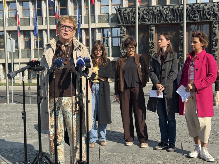 (V ŽIVO) Po “estradnikih” v referendumsko kampanjo še učitelji