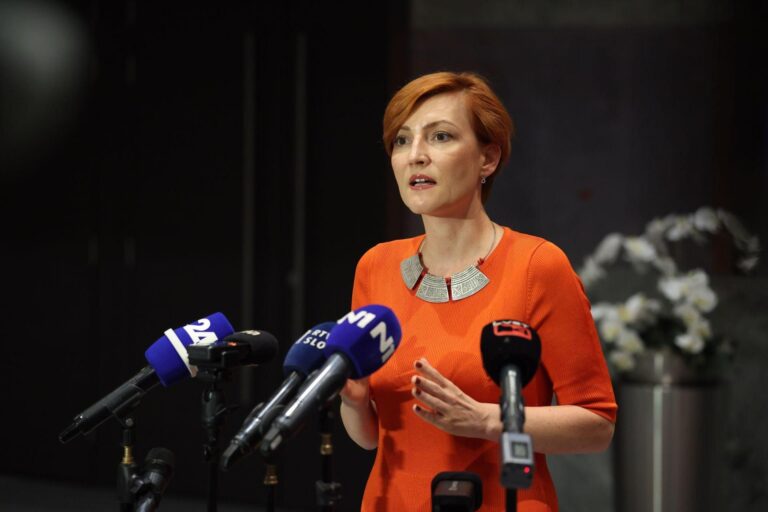 “A veste kaj, Vrečkova: koga briga, kaj vi mislite”- Mojca Škrinjar, ki nadaljuje polemiko z Asto Vrečko, “presegla” Katjo Kokot
