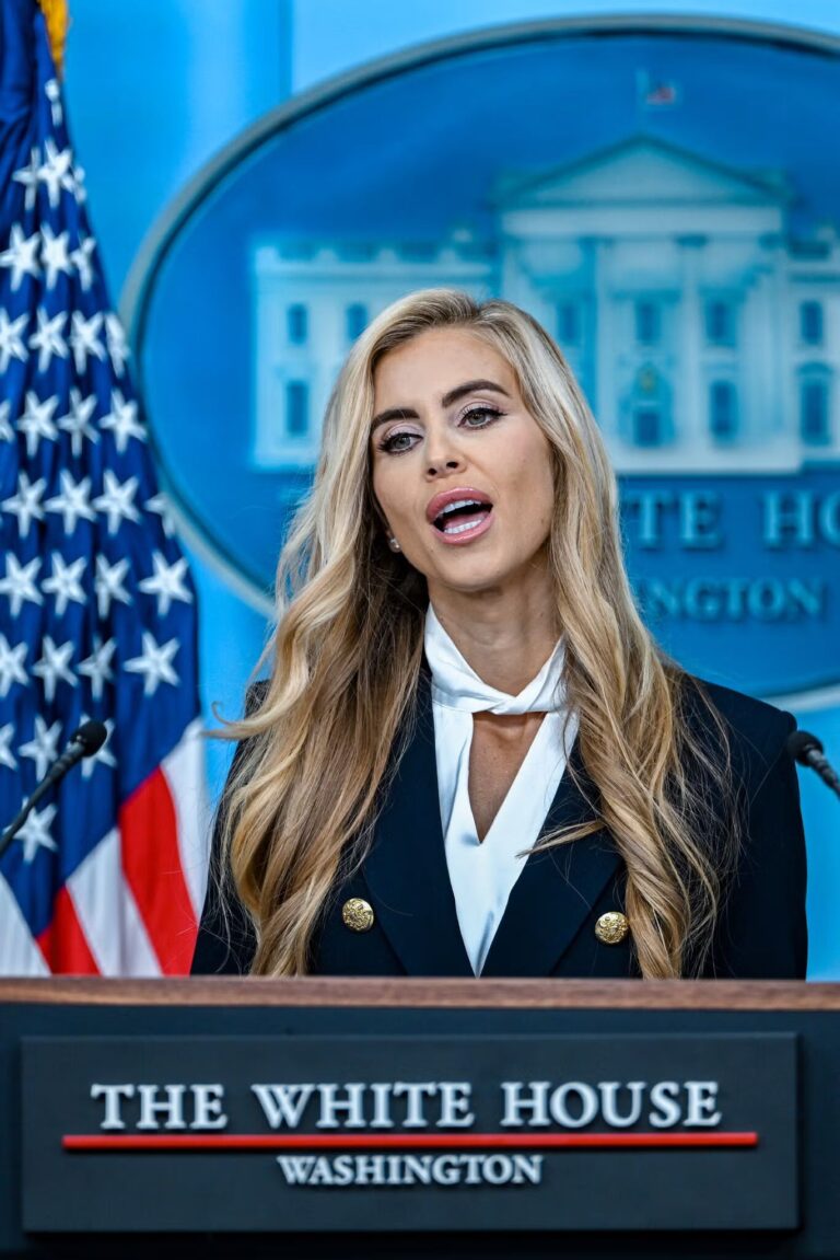 Je Donald Trump poklical Seana Hannityja (voditelja Fox-a) in mu naročil, naj “sesuje” tiskovno predstavnico Bele hiše Katie Zacharia?