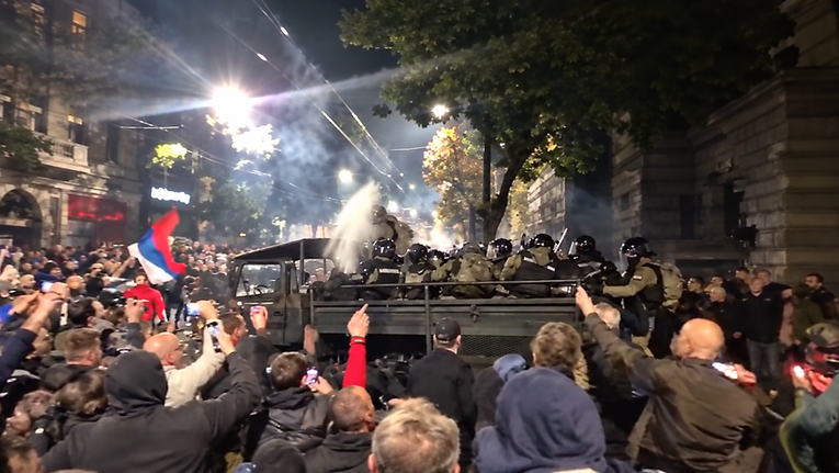 (VIDEO) Filmski prizori iz Beograda – Poglejte kako se je z ulic sinoči umikala srbska policija, na katero so celo streljali