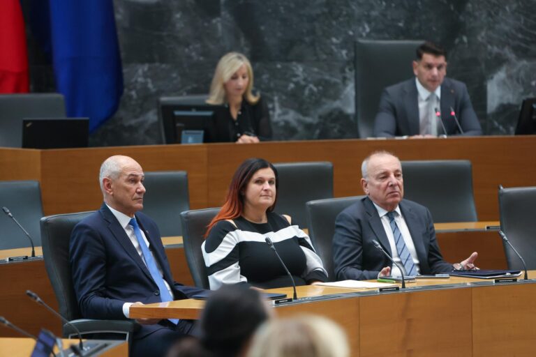 (V ŽIVO) Potem, ko sta Janša in Šircelj proračun predstavila poslancem, o njem na drugi seji popoldne še Golobova vlada v senci