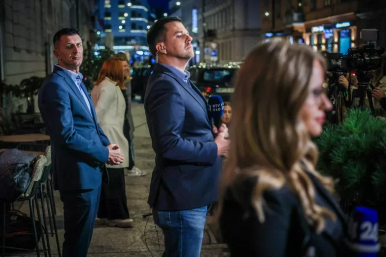 (V ŽIVO) Pri Golobovih in Janševih bodo danes “razkrili karte” za lokalne volitve – Janković in Mesec pa vlagata kandidaturi