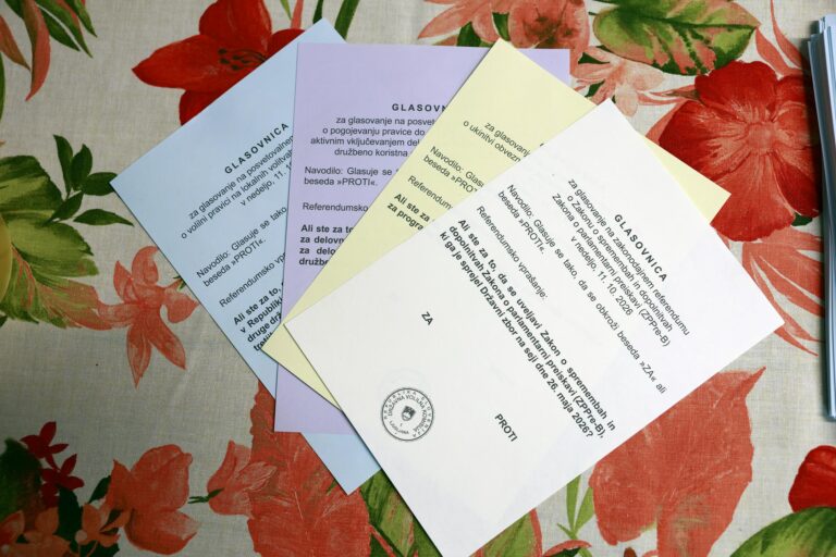 Referendumska nedelja: Slovenci podprli družbenokoristno delo za socialno pomoč, ukinitev RTV-prispevka in omejitev volilne pravice tujcev – Zakon o parlamentarnih preiskavah padel
