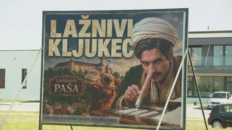 Rok Snežič z objavo jumbo plakatov nad Luko Mesca