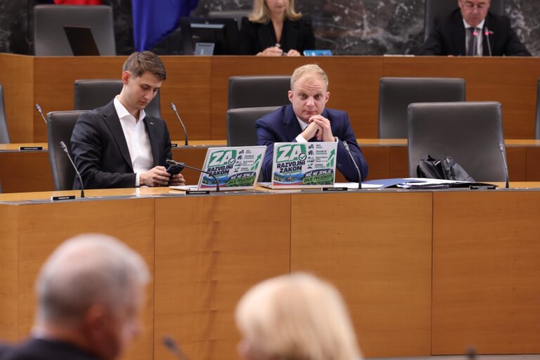 Koalicija očitno vzela lekcijo z inflacijo posvetovalnih referendumov – Interventni zakon na referendumu 6. decembra