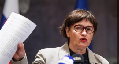 (V ŽIVO) Nataša Sukič zaradi “političnega trilerja” v primeru Tee Košir, ovadila Anžeta Logarja, Jerneja Vrtovca in Tadeja Ostrca