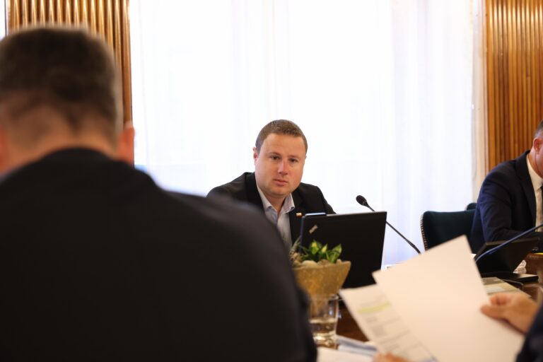 (VIDEO) “Kolegica ima resne težave pri obvladovanju jeze” – Žan Mahnič o “letečem” poslovniku Nataše Sukič