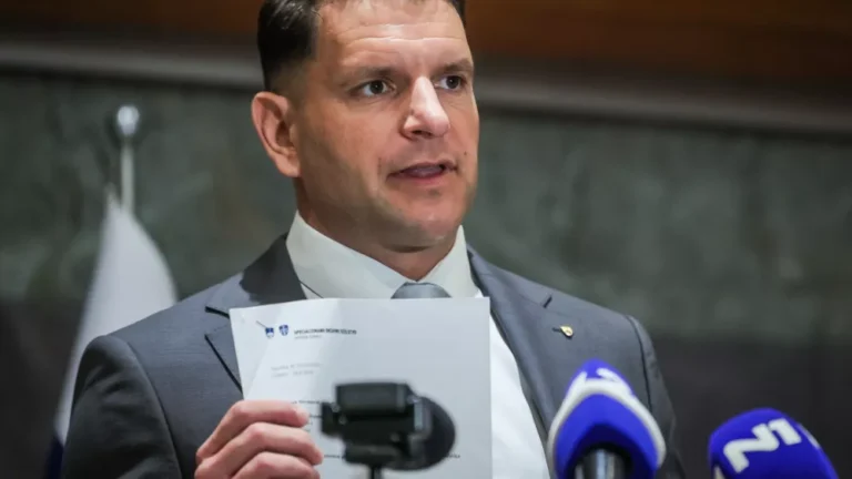 Tina Gaber nad Zorana Stevanovića, ker je javno na objavil telefonsko številko Roberta Goloba, “ki ga od včeraj zasipajo klici in sporočila popolnih neznancev”